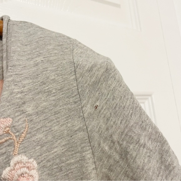 Johnny Was Embroidered Short Sleeve T-Shirt Size XS Gray Scoop Neck Floral Tee - Picture 4 of 11